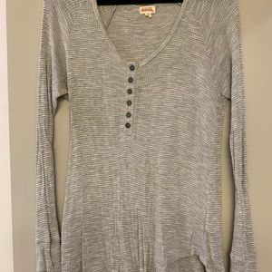 grey long sleeve shirt